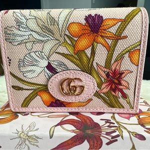 Limited edition Gucci Floral compact wallet in pink.